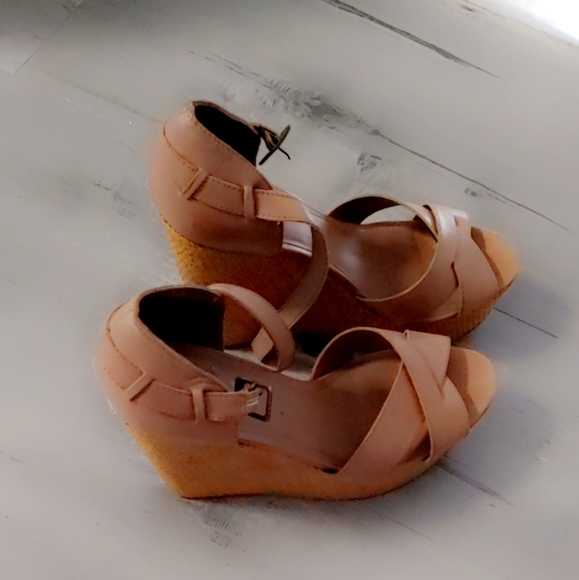 Le Chateau Tan leather weave platform sandals size 10 - Picture 1 of 3